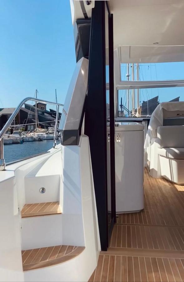Puissance, Elegance Et Style, Yacht A Deauville Exteriér fotografie