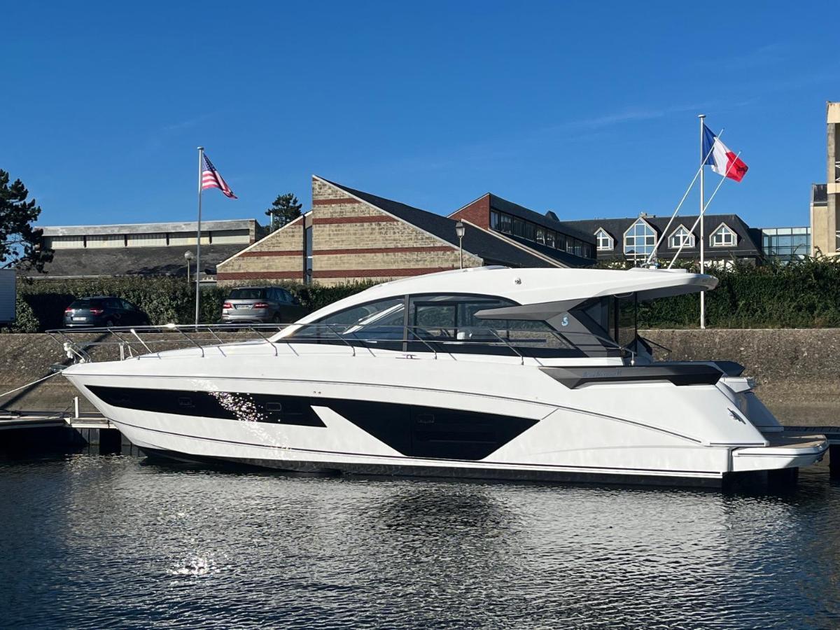 Puissance, Elegance Et Style, Yacht A Deauville Exteriér fotografie
