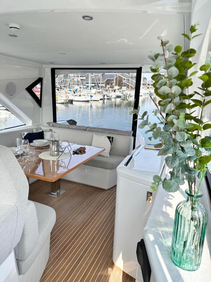 Puissance, Elegance Et Style, Yacht A Deauville Exteriér fotografie